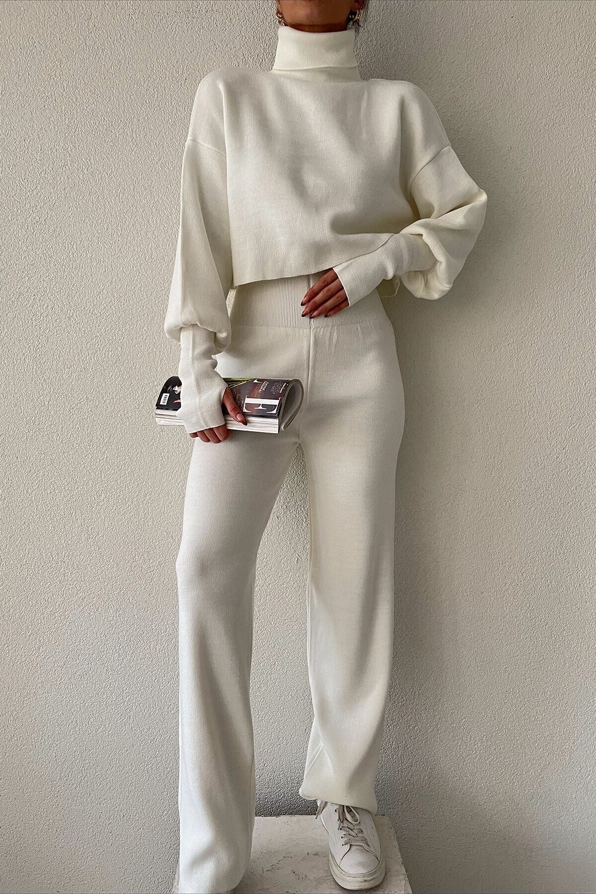 Rollkragenpullover und hochgeschnittene Strickhose (Oberteil und Hose).