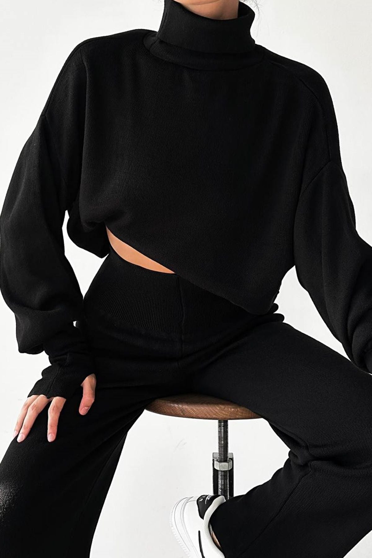 Rollkragenpullover und hochgeschnittene Strickhose (Oberteil und Hose).