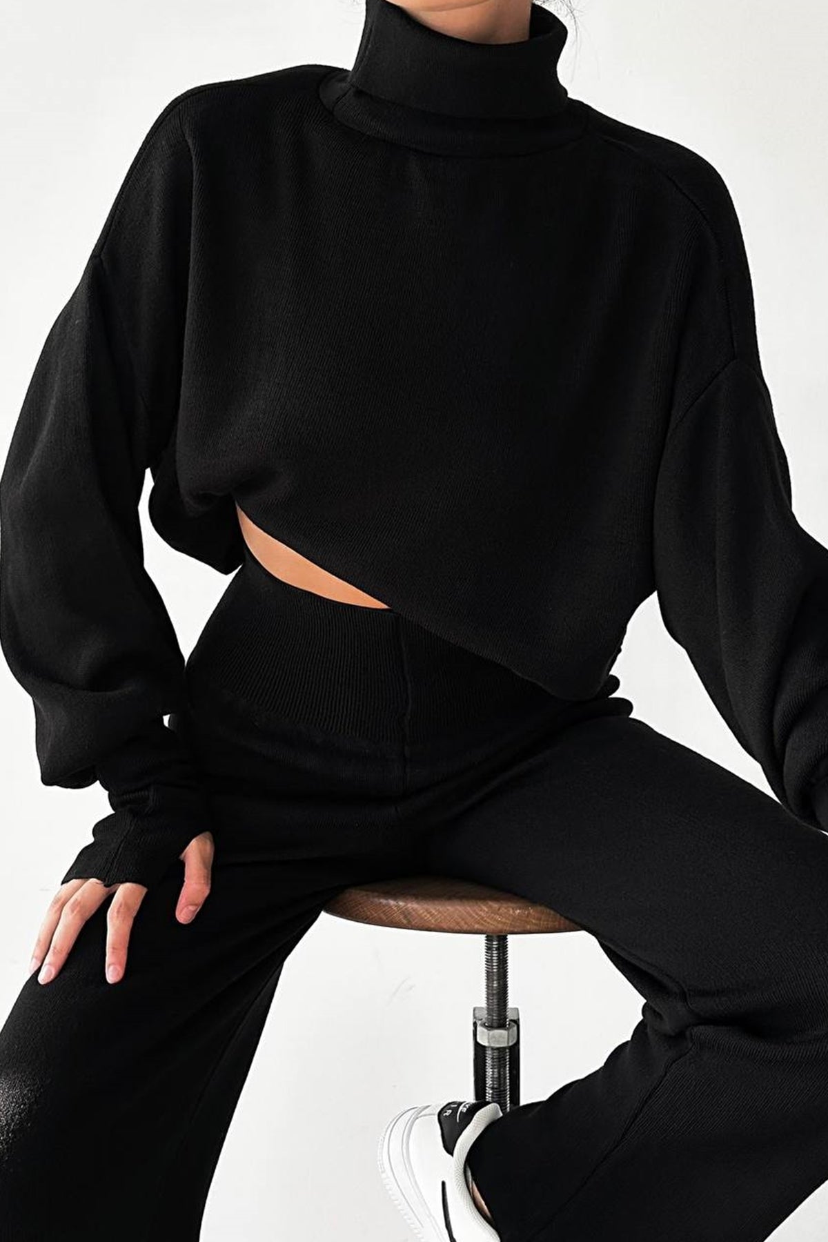 Rollkragenpullover und hochgeschnittene Strickhose (Oberteil und Hose).