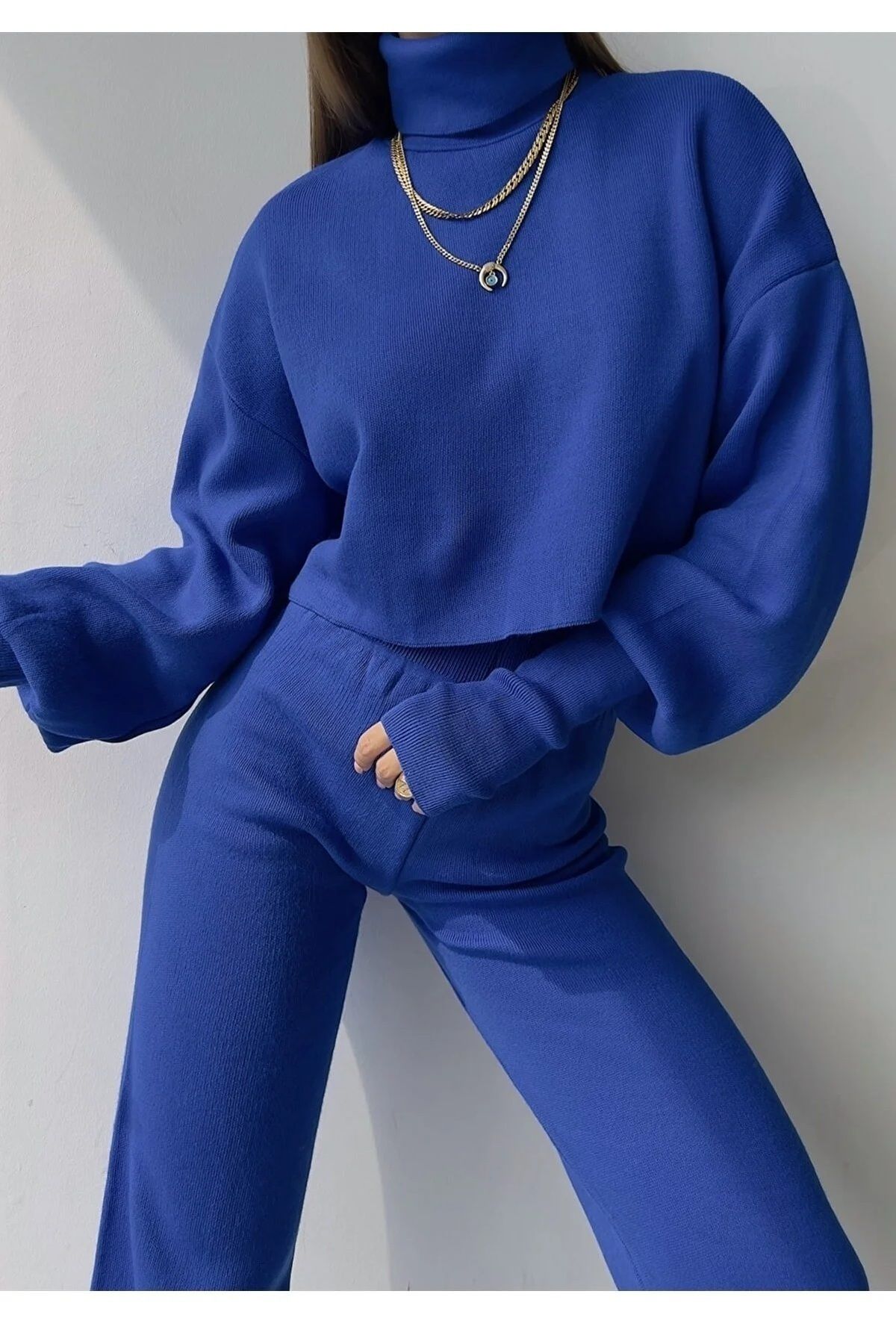 Rollkragenpullover und hochgeschnittene Strickhose (Oberteil und Hose).