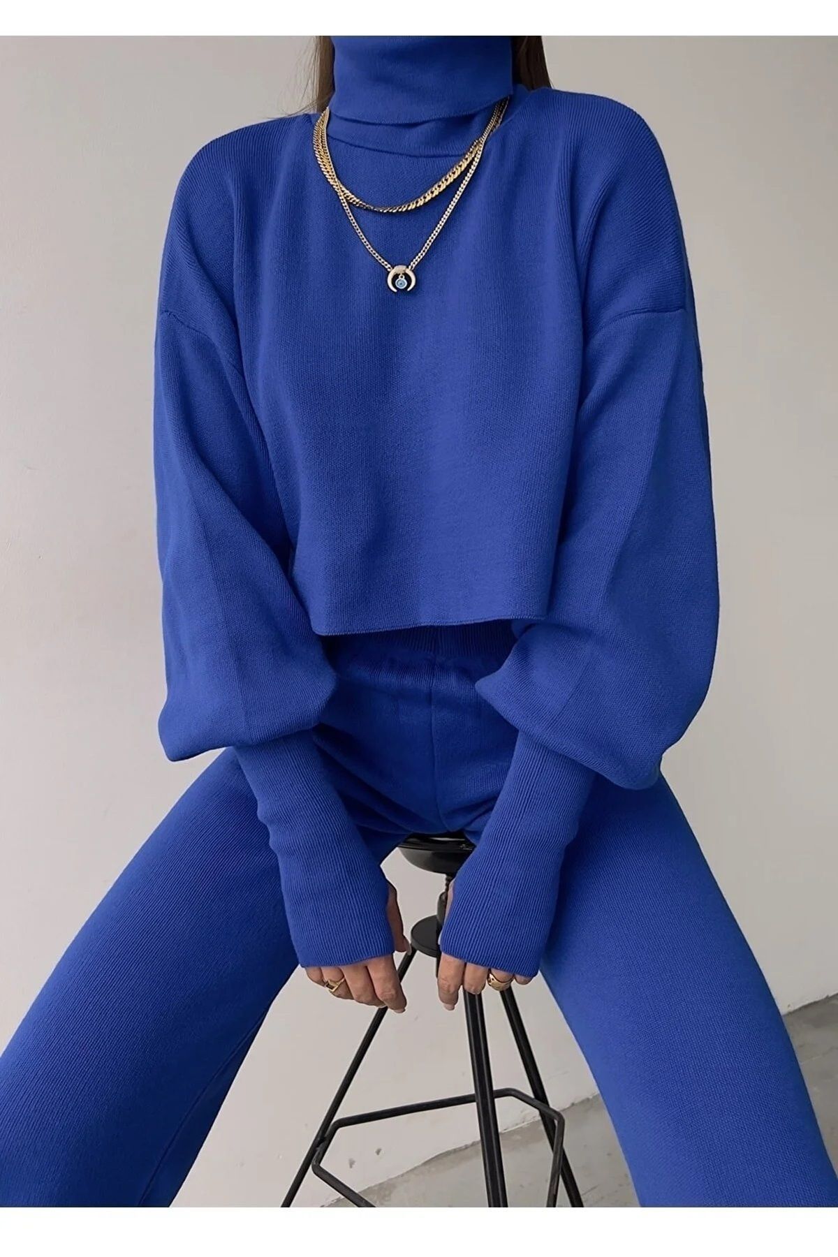 Rollkragenpullover und hochgeschnittene Strickhose (Oberteil und Hose).
