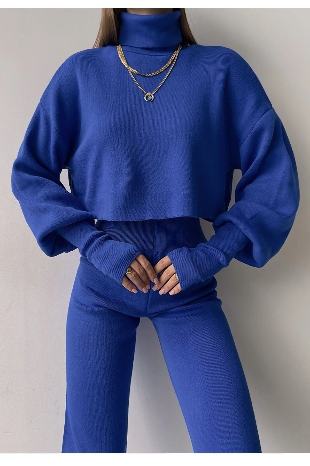Rollkragenpullover und hochgeschnittene Strickhose (Oberteil und Hose).