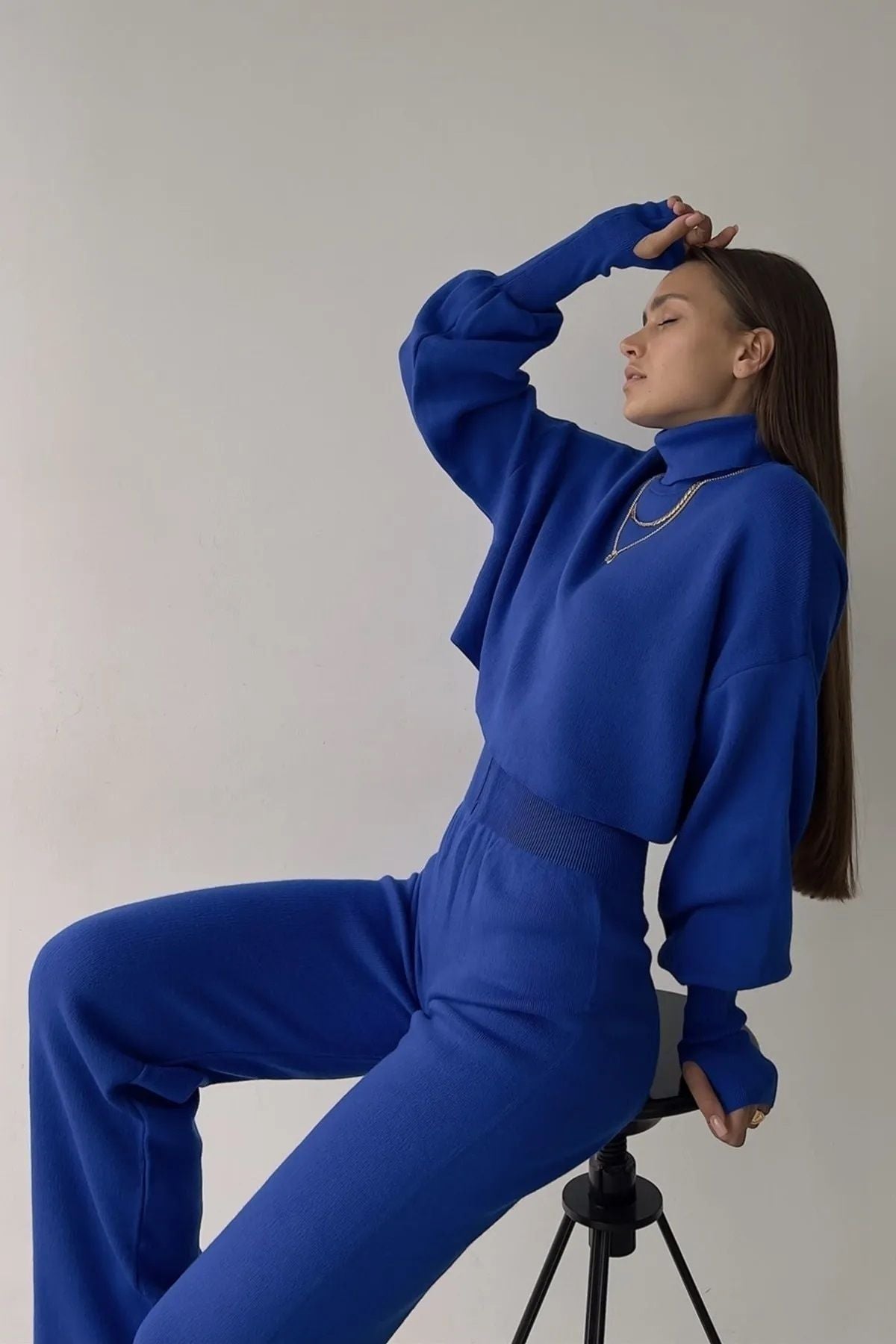Rollkragenpullover und hochgeschnittene Strickhose (Oberteil und Hose).