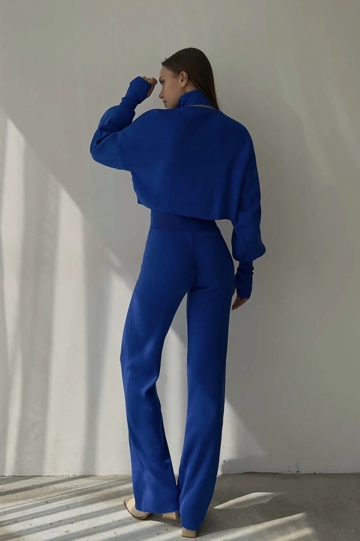 Rollkragenpullover und hochgeschnittene Strickhose (Oberteil und Hose).