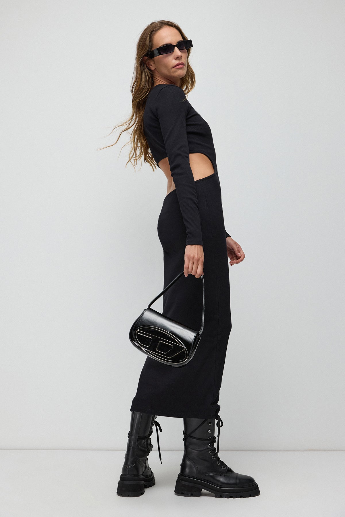 Langes Kleid mit tiefem Ausschnitt