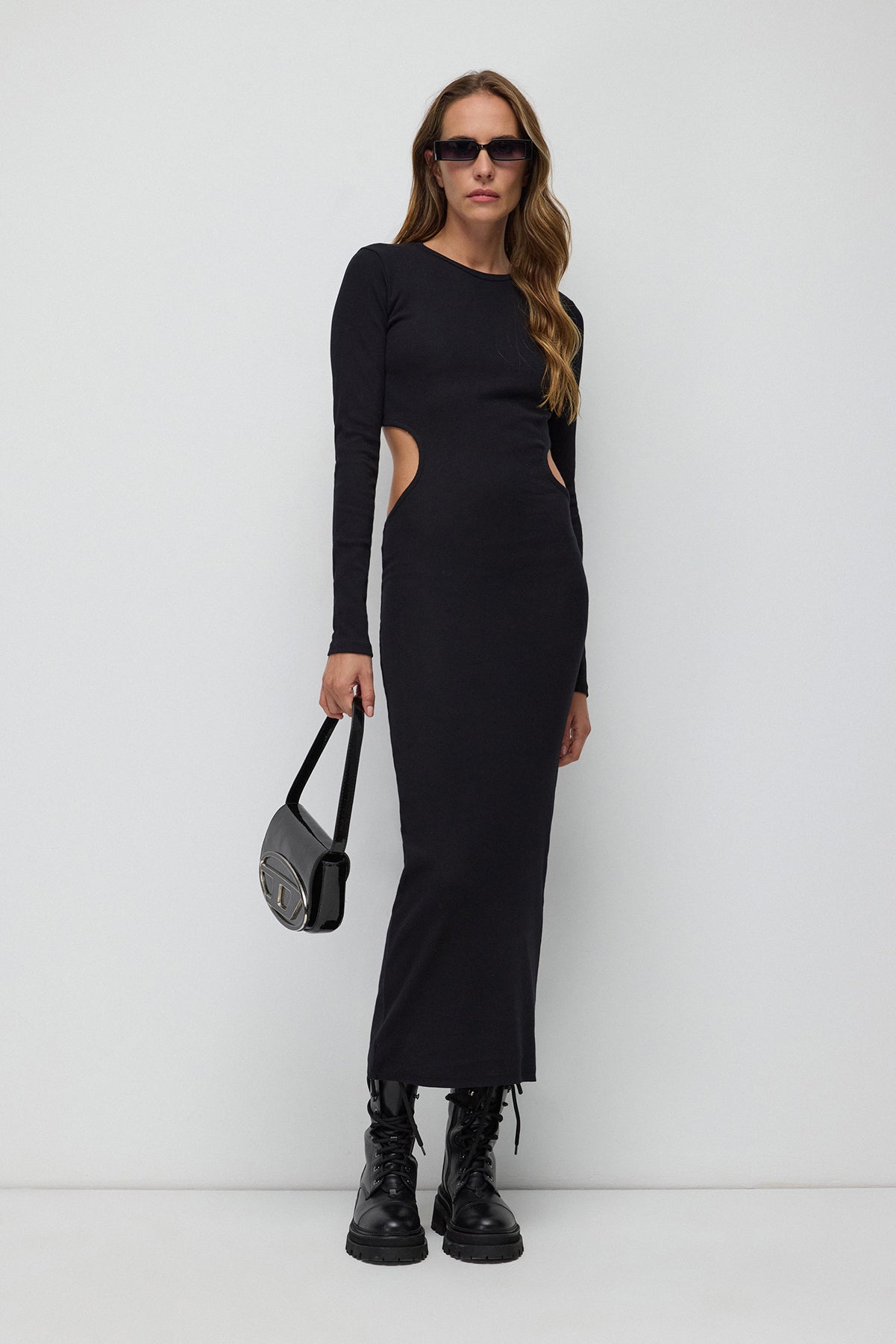 Langes Kleid mit tiefem Ausschnitt