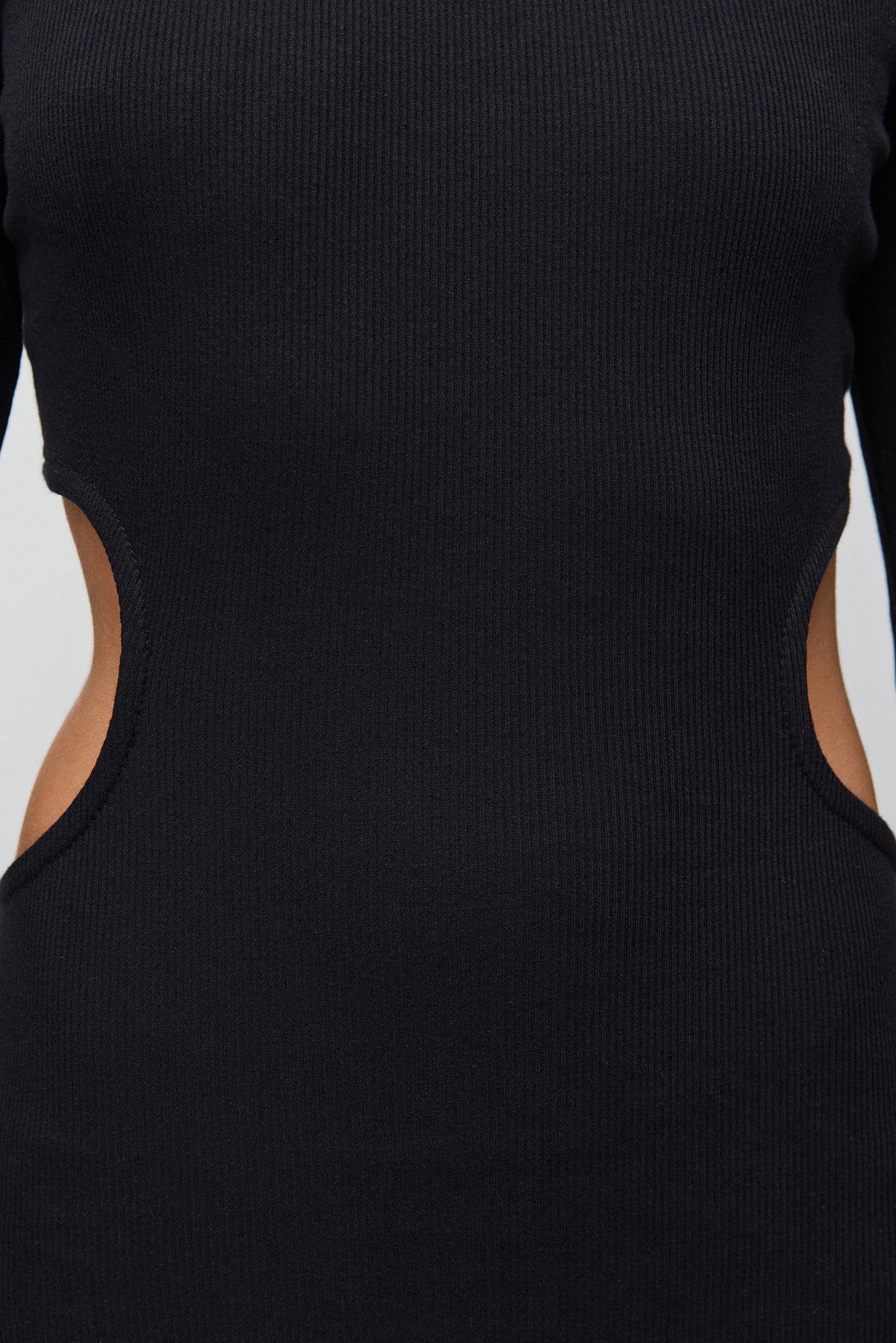 Langes Kleid mit tiefem Ausschnitt