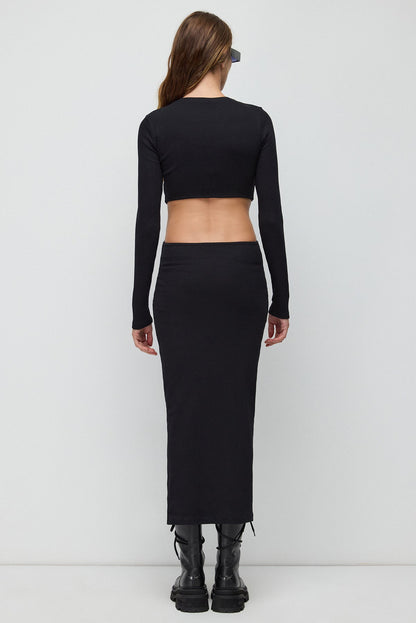 Langes Kleid mit tiefem Ausschnitt