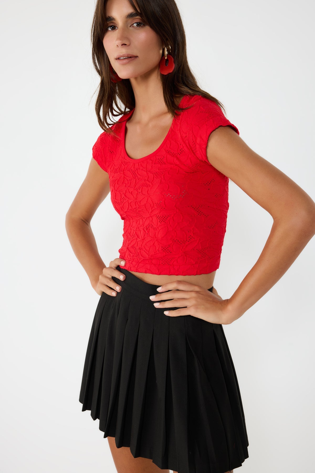 Kurzes Spitzen-Crop-Top mit kurzen Ärmeln