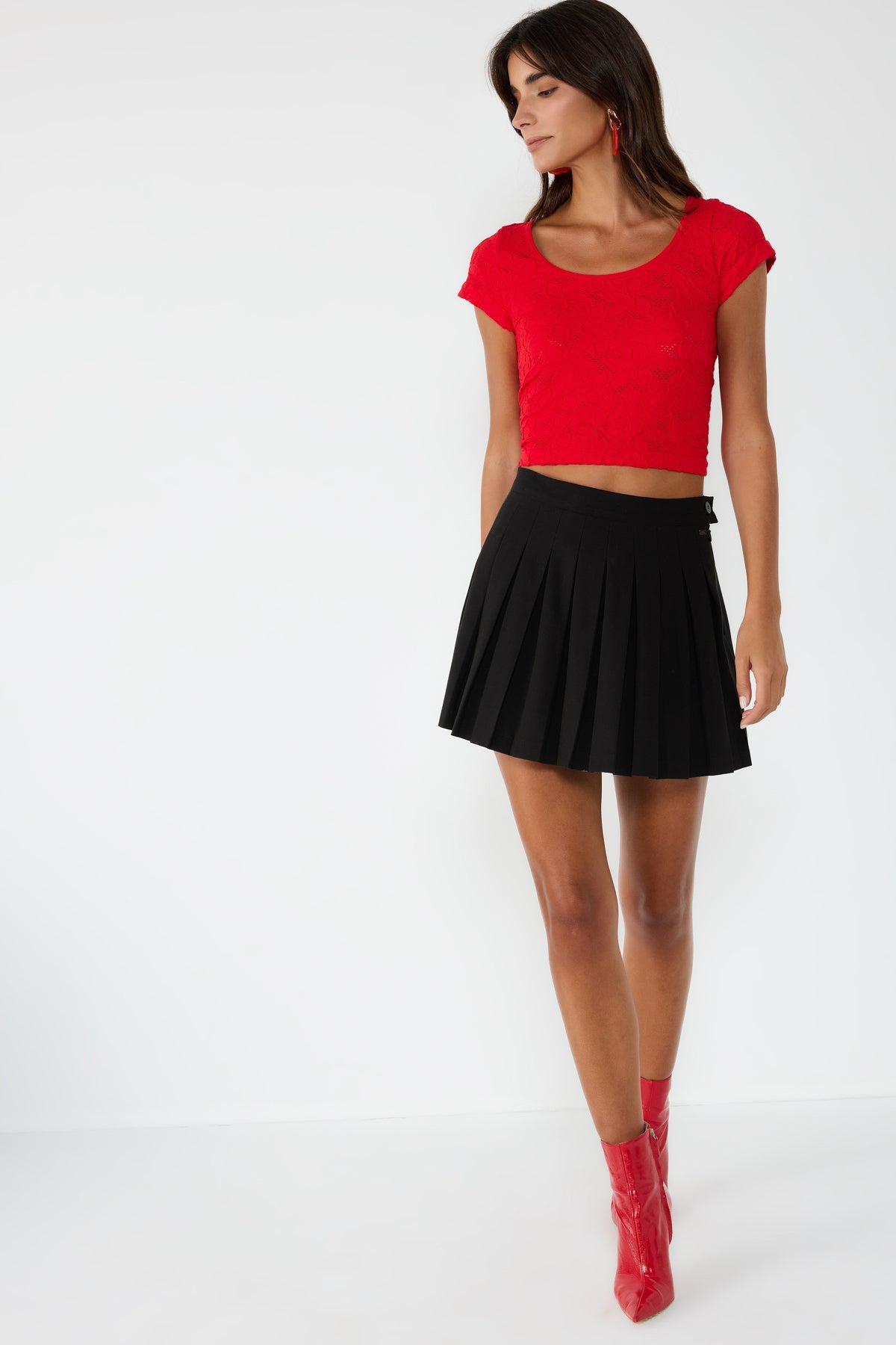 Kurzes Spitzen-Crop-Top mit kurzen Ärmeln