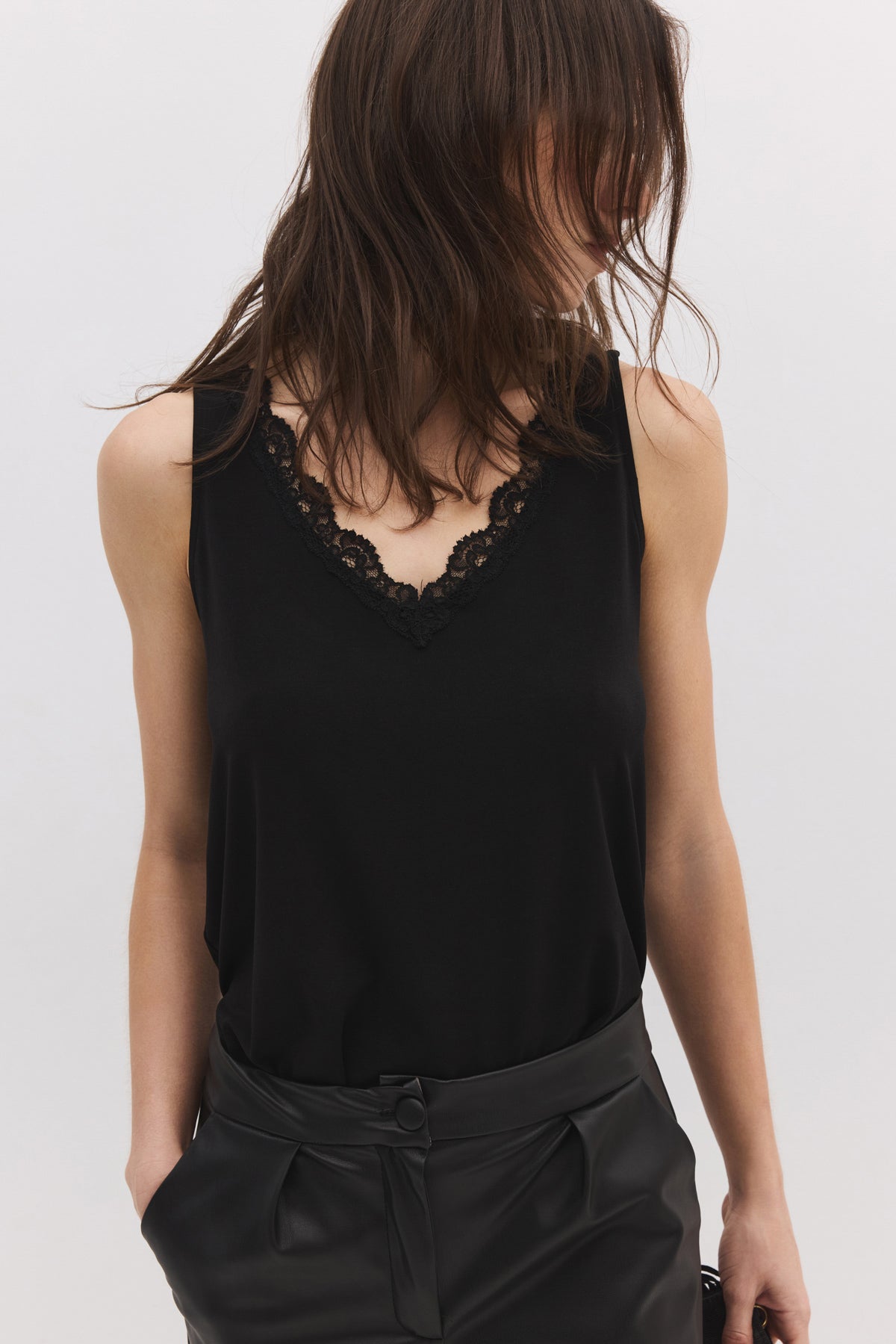 Ärmellose Bluse mit Spitzendetails