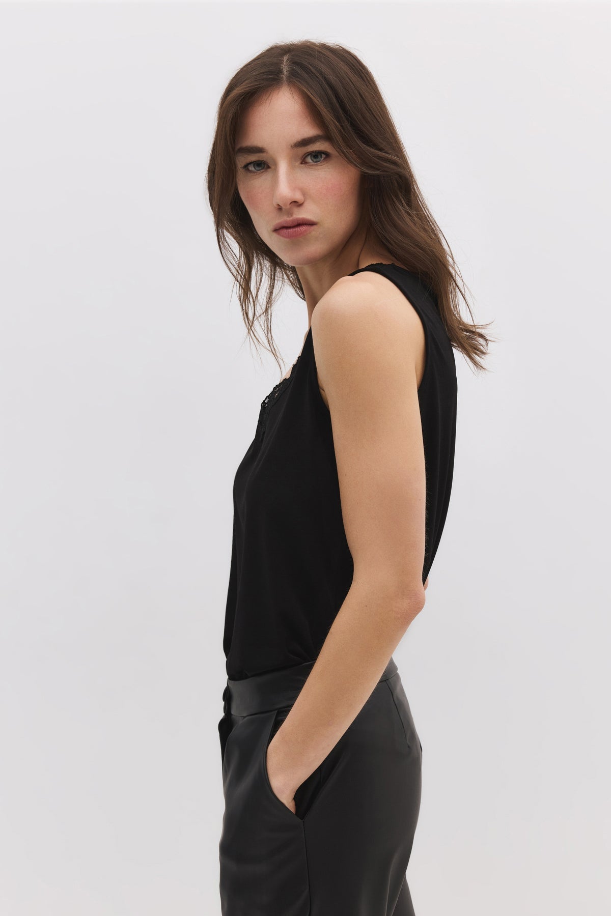 Ärmellose Bluse mit Spitzendetails