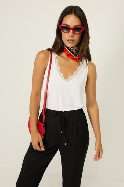 Ärmellose Bluse mit Spitzendetails
