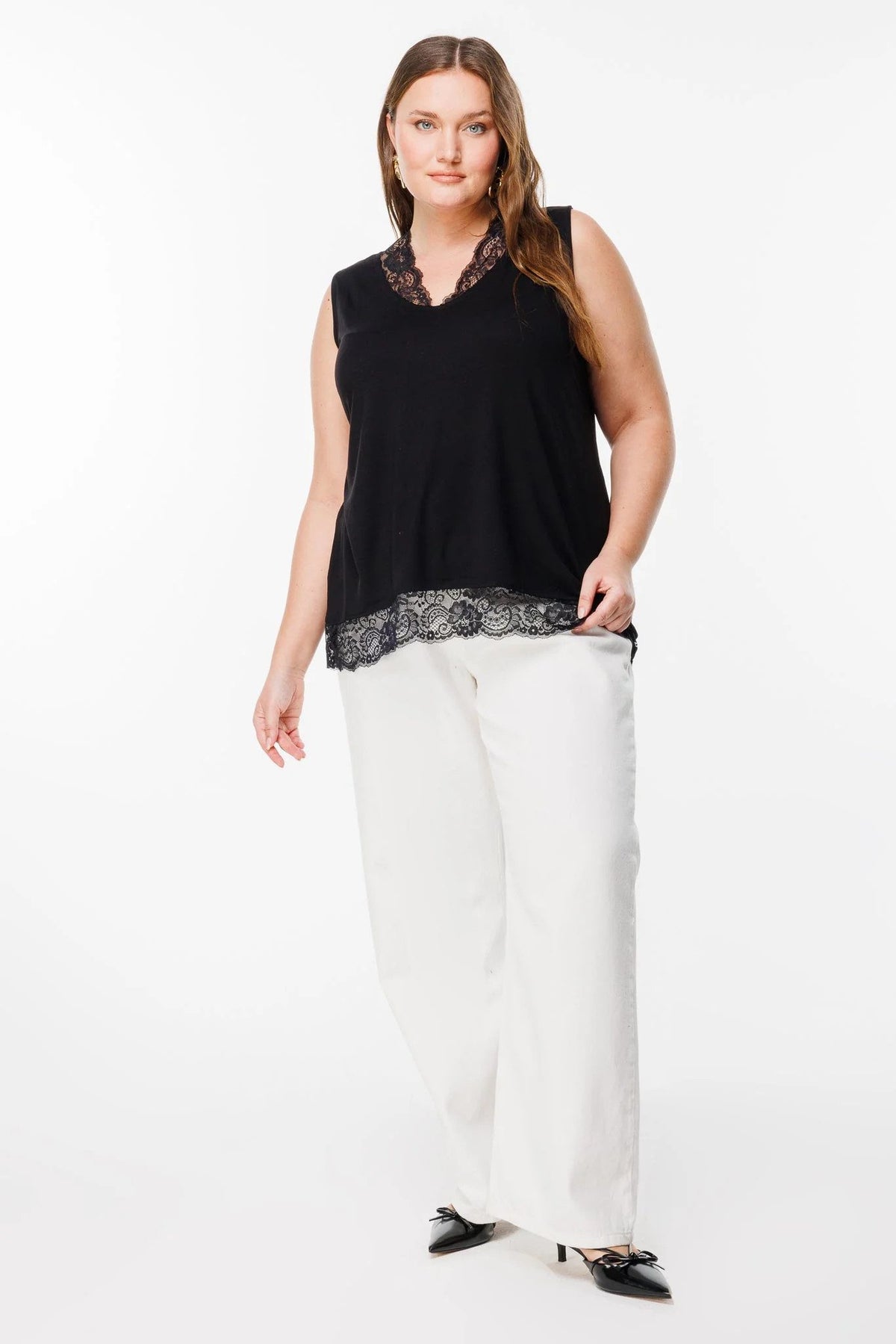 Ärmellose Bluse mit V-Ausschnitt und Spitzendetails
