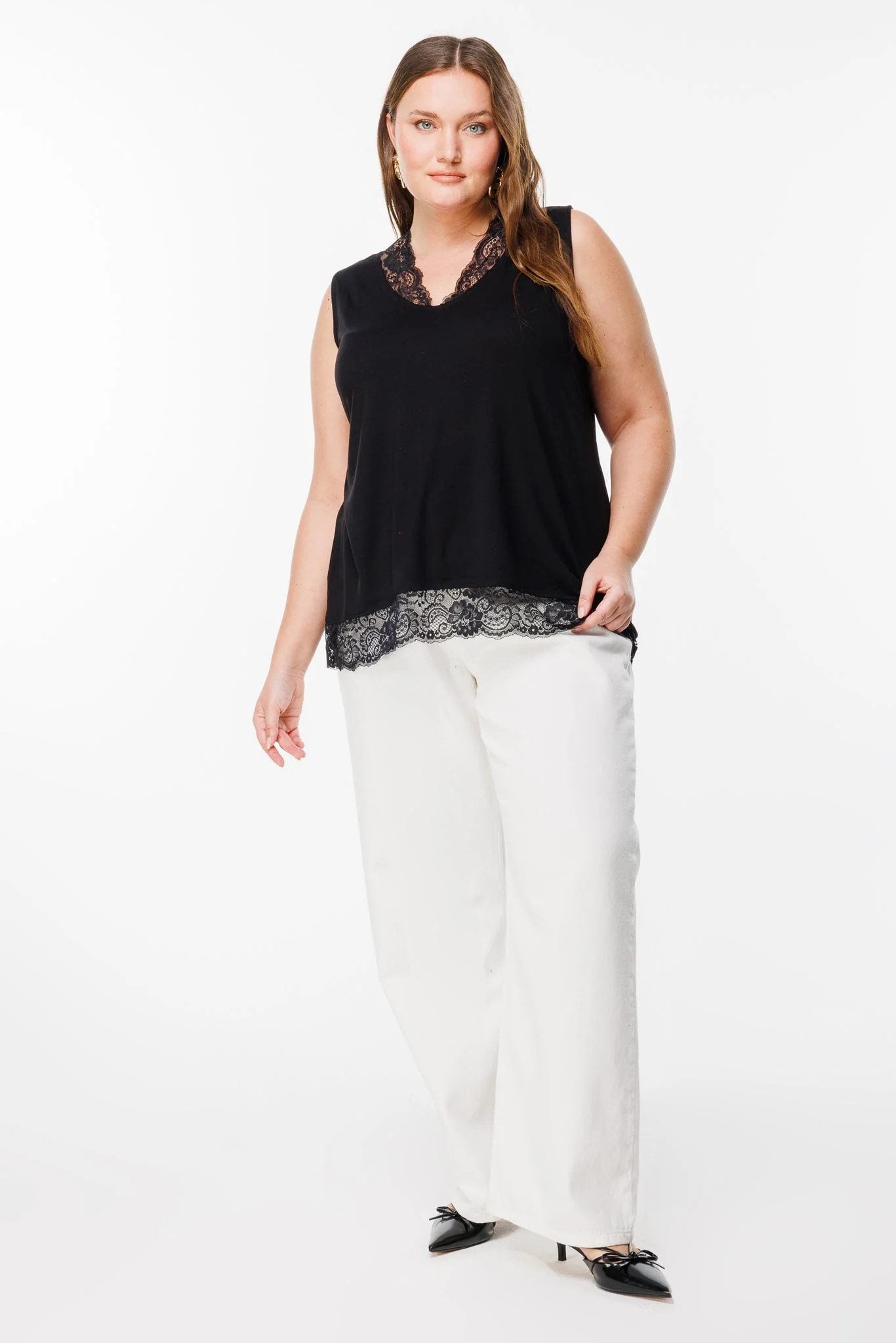 Ärmellose Bluse mit V-Ausschnitt und Spitzendetails
