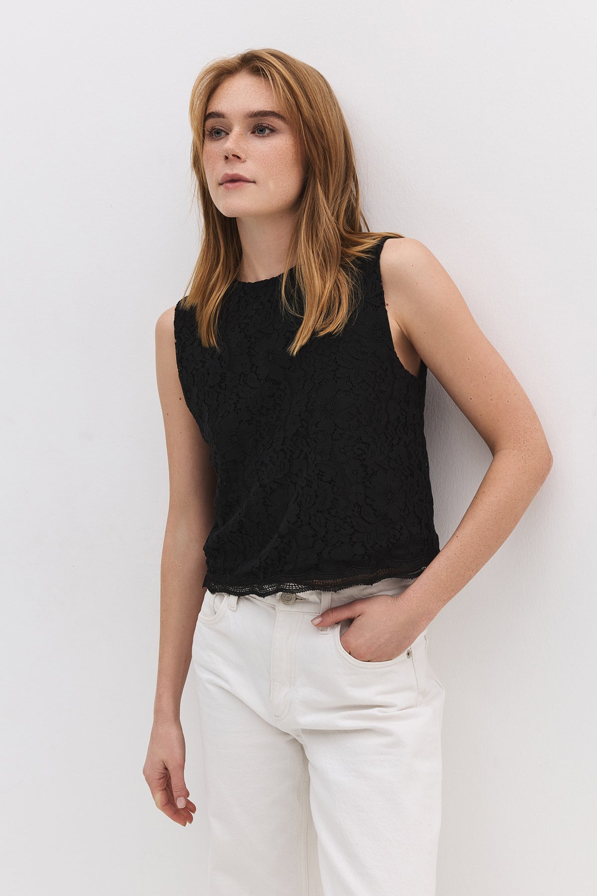 Ärmellose Bluse mit Spitzenstickerei