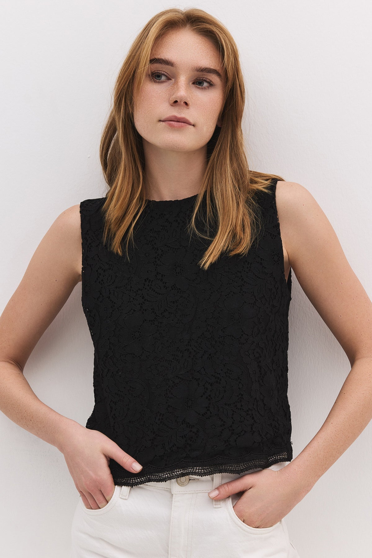 Ärmellose Bluse mit Spitzenstickerei
