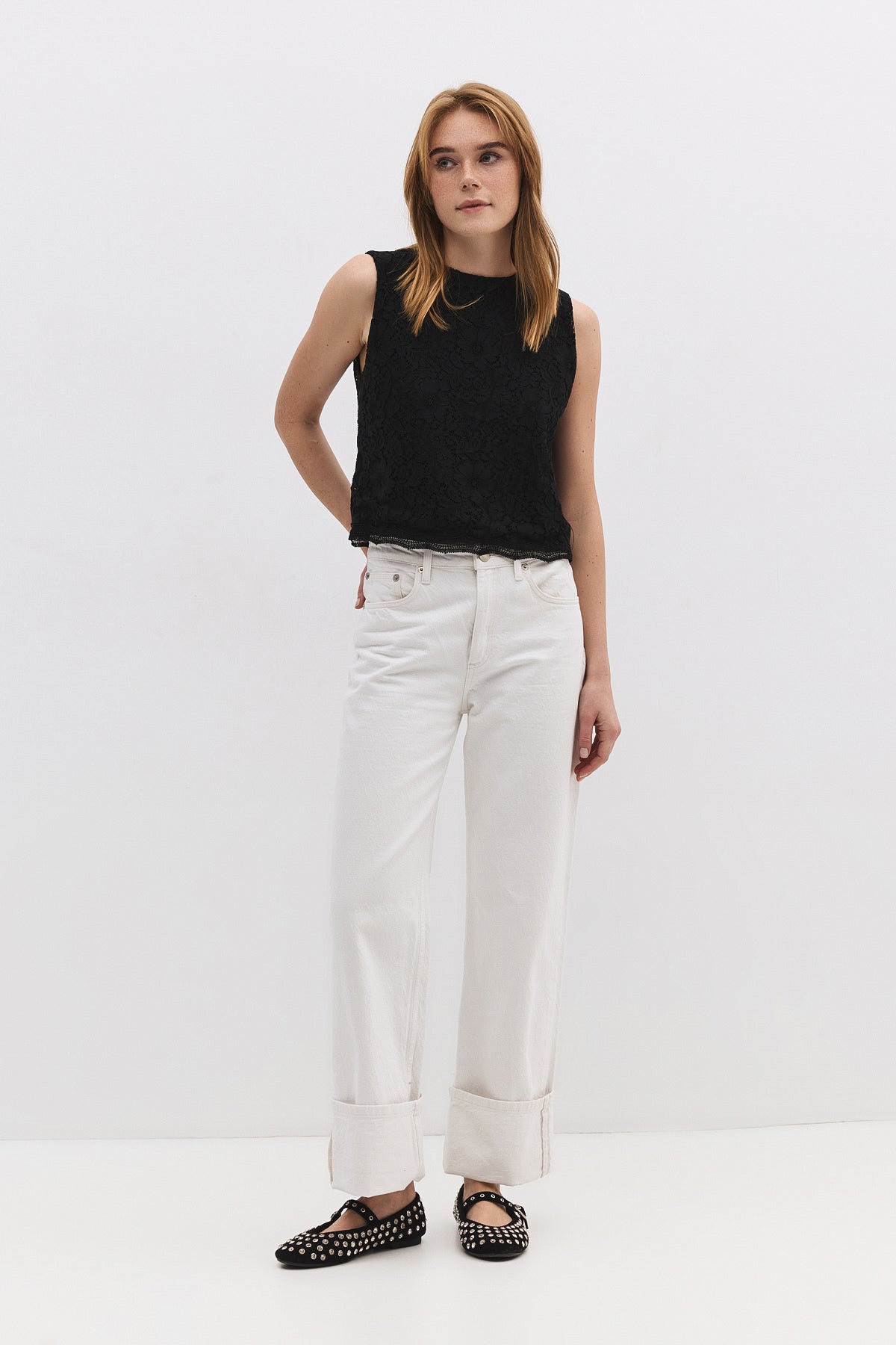 Ärmellose Bluse mit Spitzenstickerei
