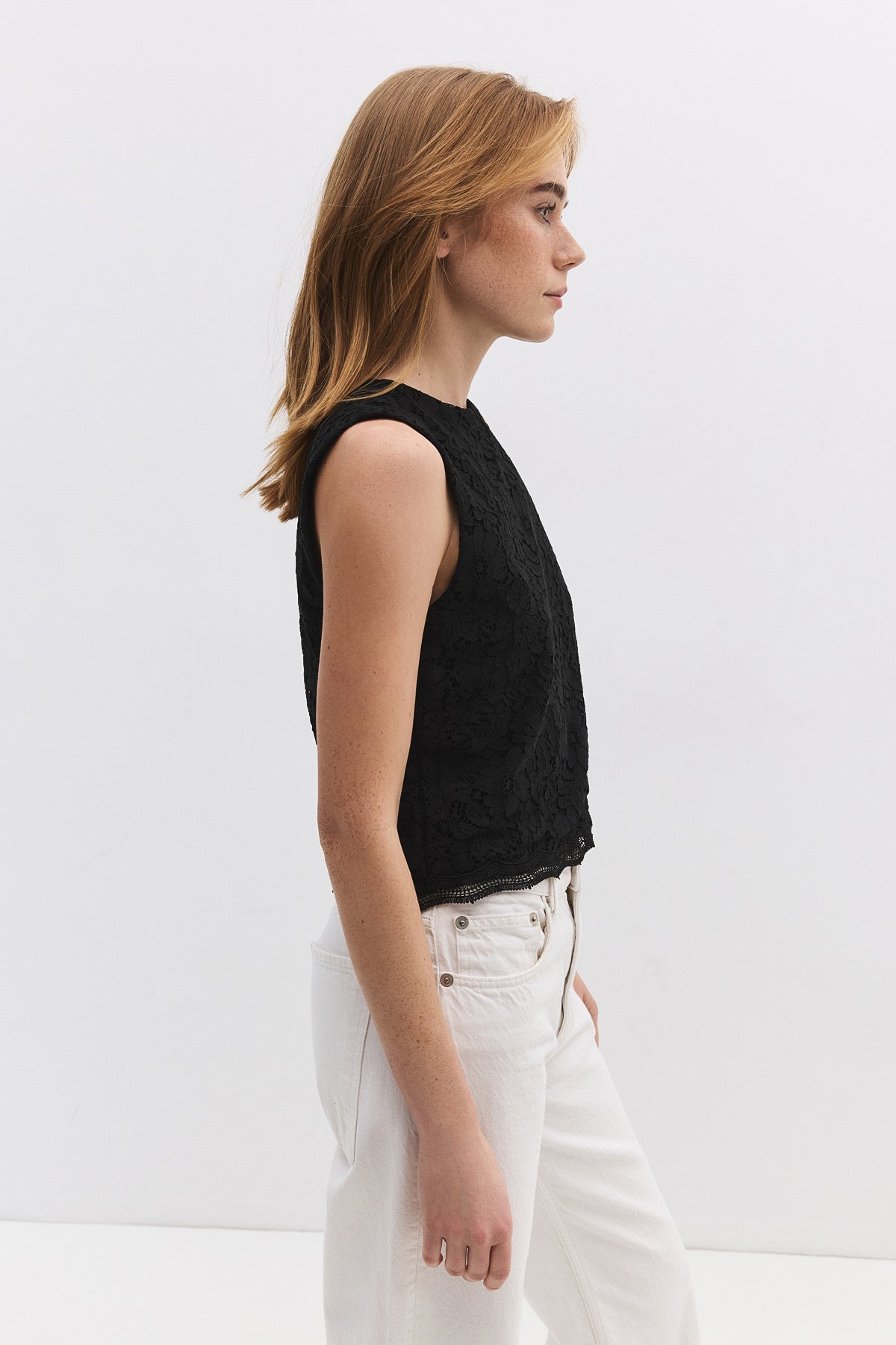 Ärmellose Bluse mit Spitzenstickerei