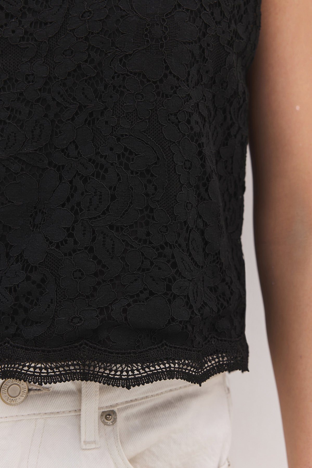Ärmellose Bluse mit Spitzenstickerei