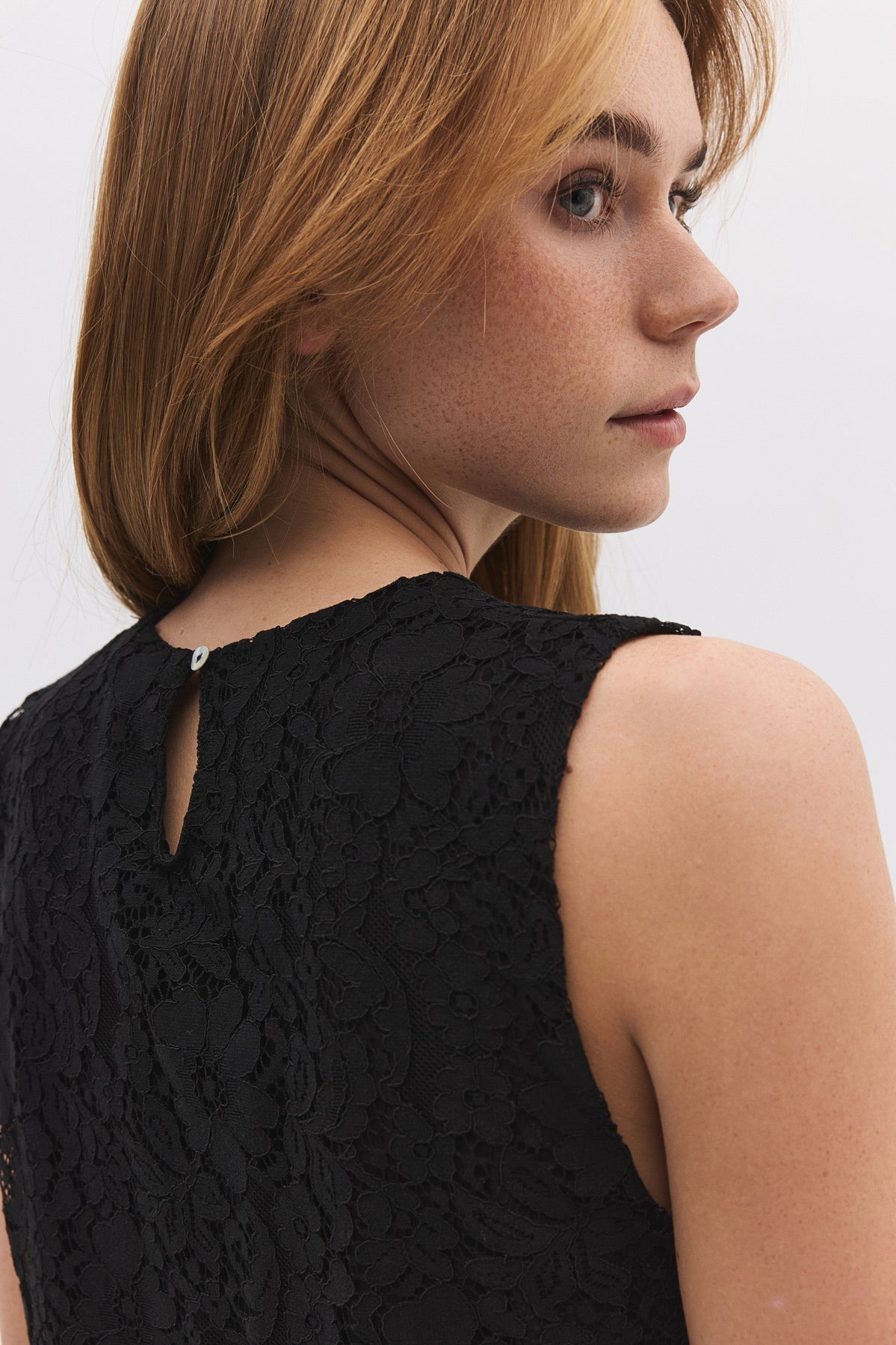 Ärmellose Bluse mit Spitzenstickerei