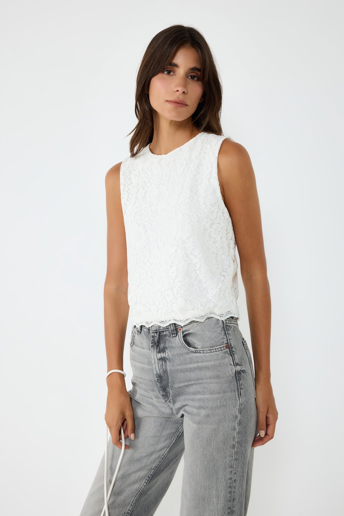 Ärmellose Bluse mit Spitzenstickerei