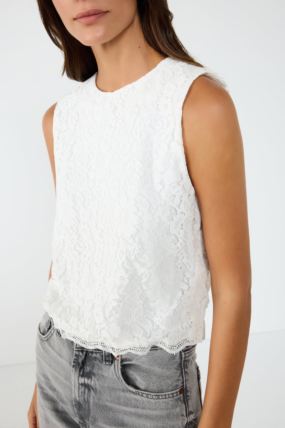 Ärmellose Bluse mit Spitzenstickerei