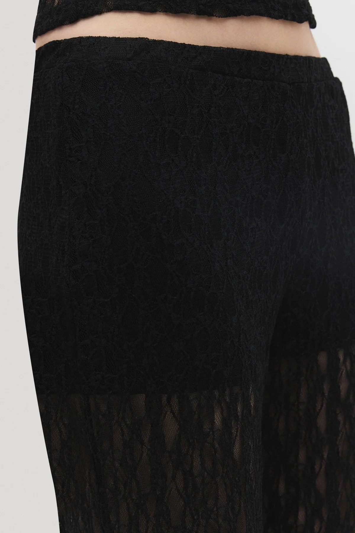Bequeme, weite Hose mit Spitzenbesatz