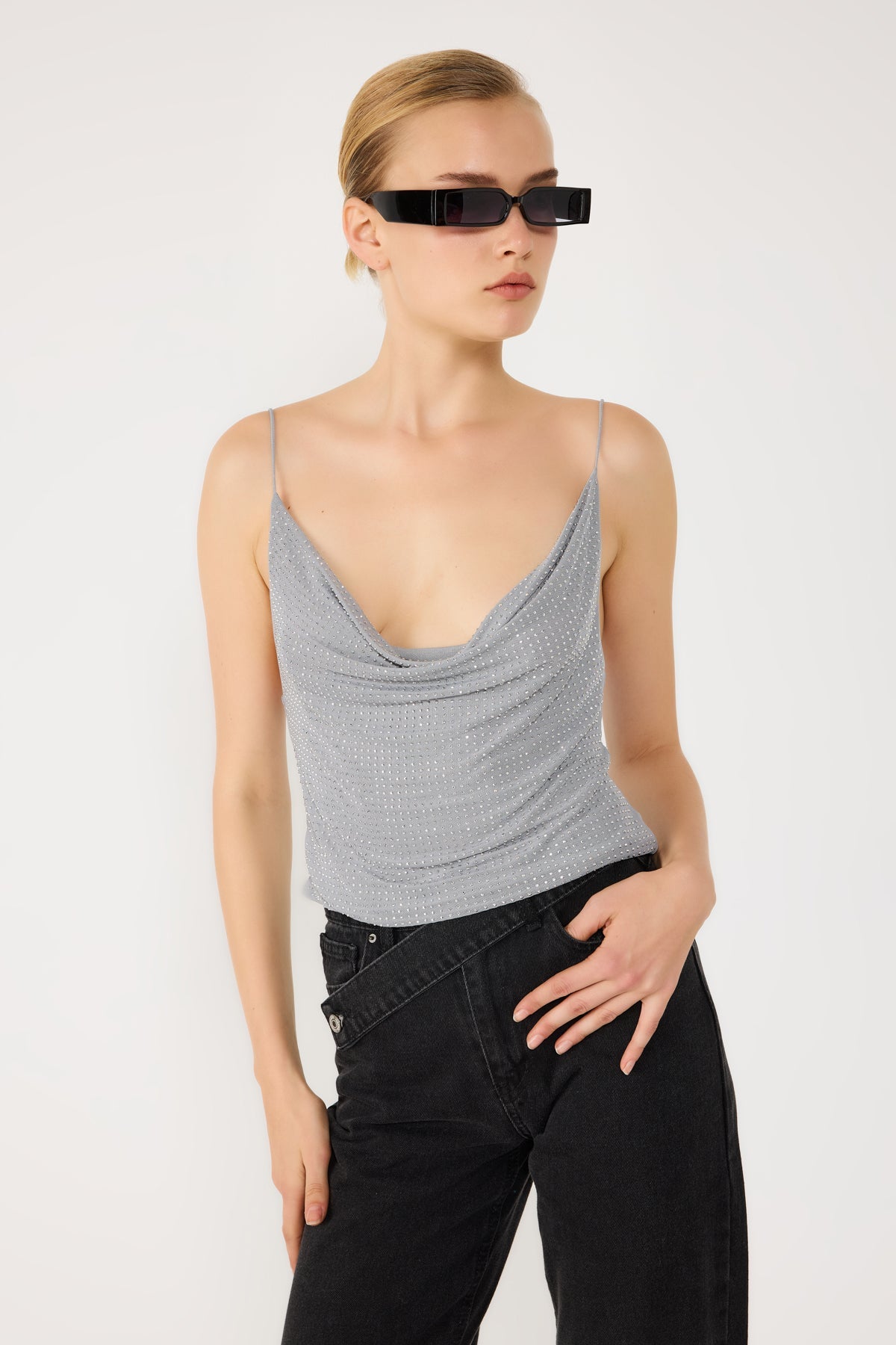 Top-Body mit tiefem Ausschnitt und Steinverzierungen