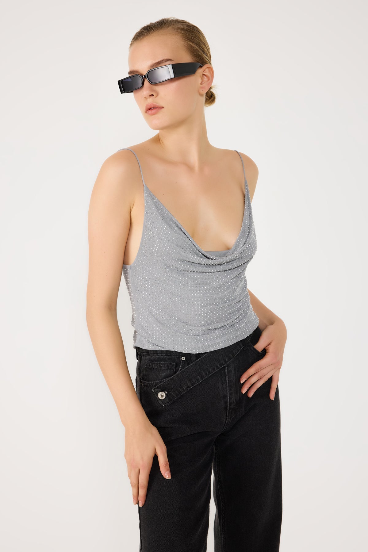 Top-Body mit tiefem Ausschnitt und Steinverzierungen