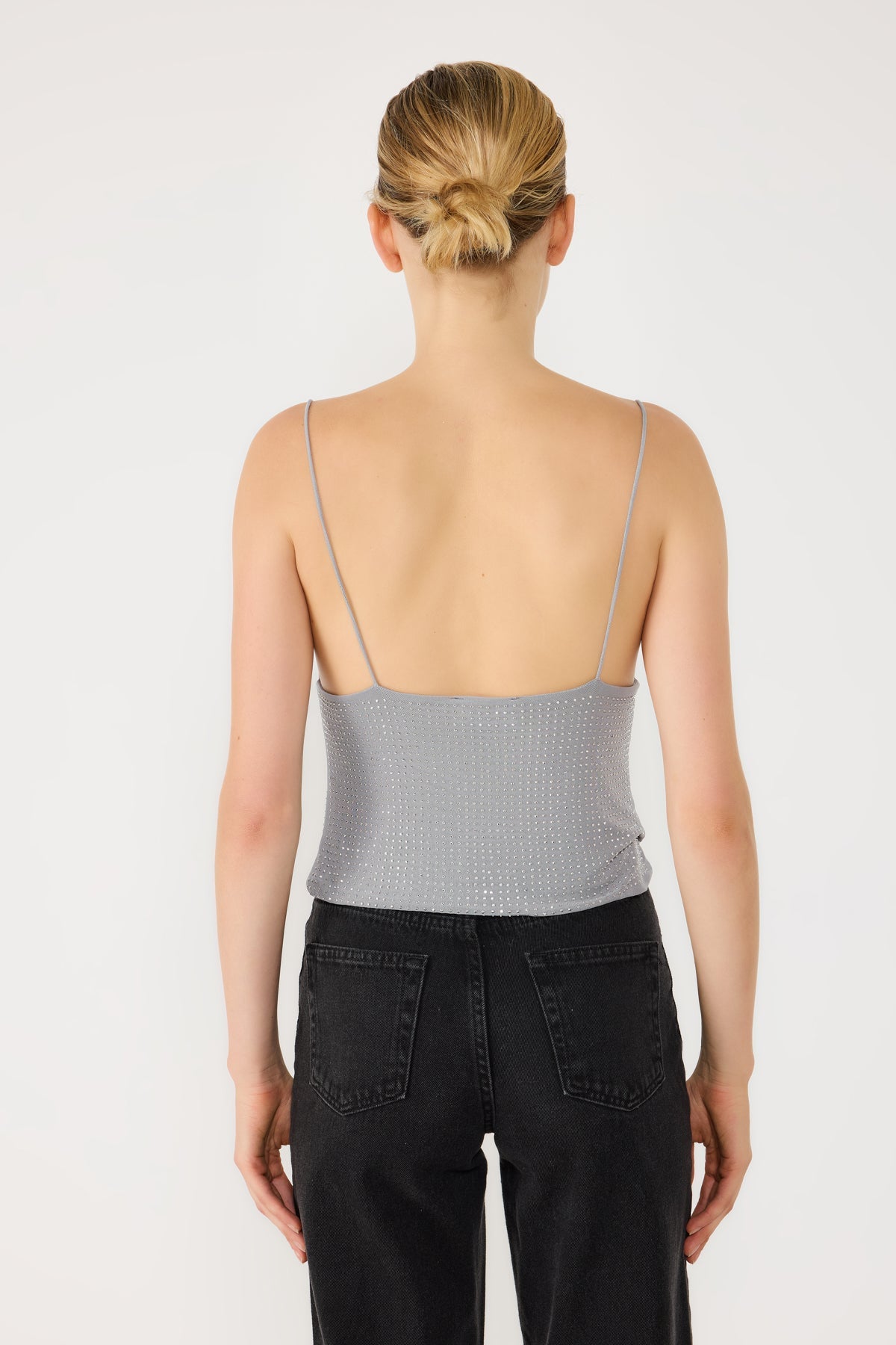 Top-Body mit tiefem Ausschnitt und Steinverzierungen