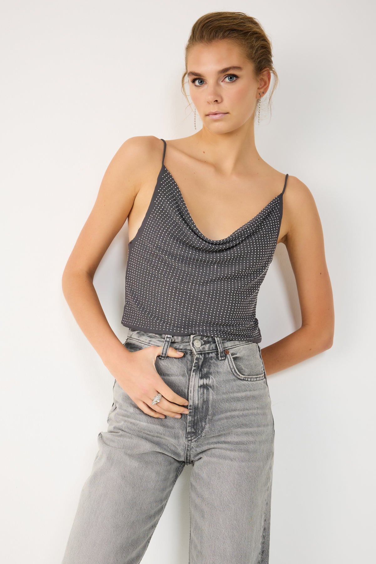 Top-Body mit tiefem Ausschnitt und Steinverzierungen