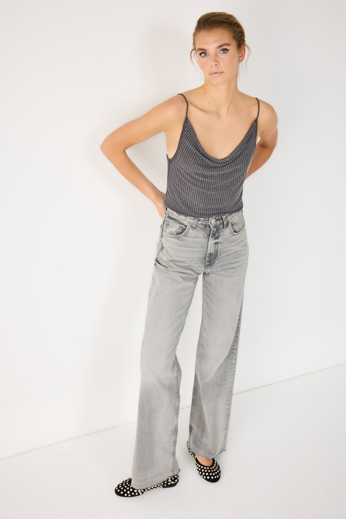 Top-Body mit tiefem Ausschnitt und Steinverzierungen