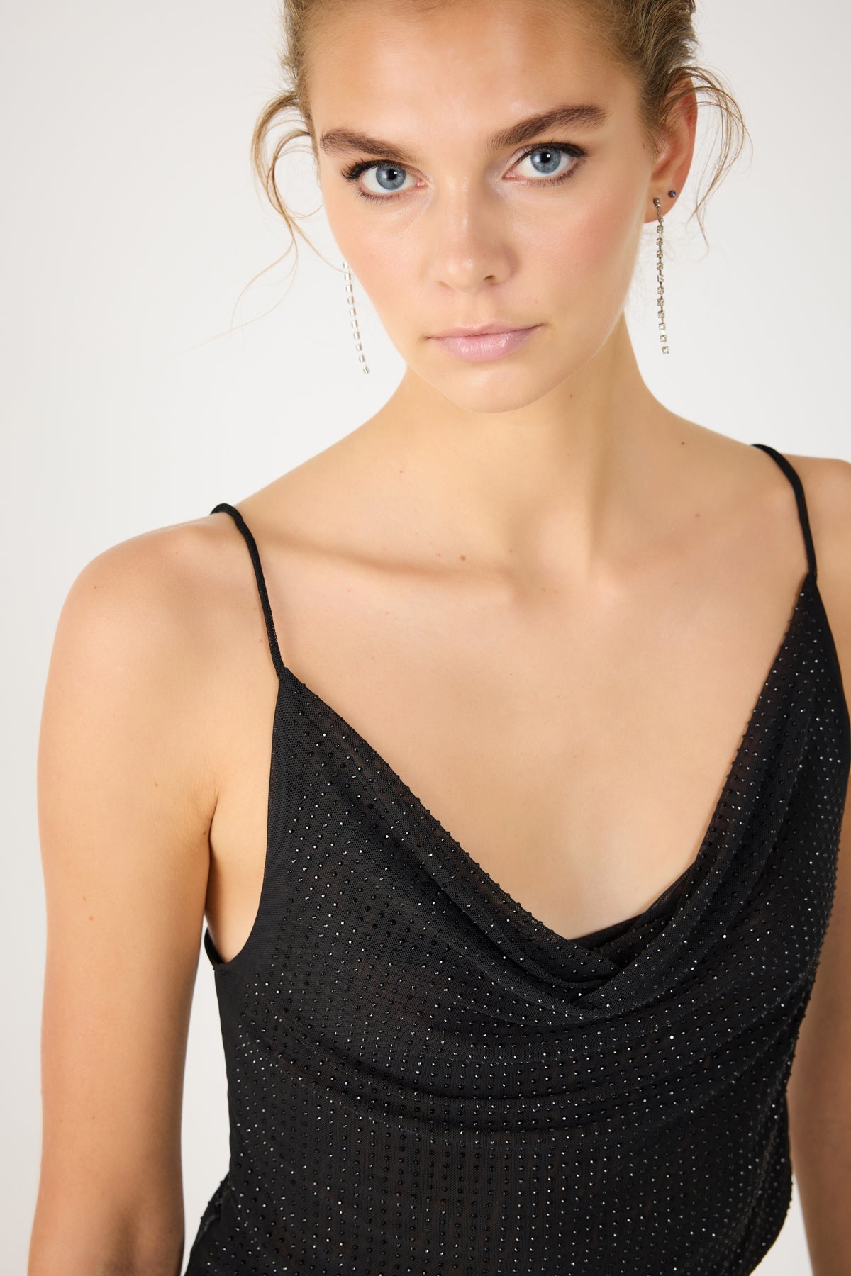Top-Body mit tiefem Ausschnitt und Steinverzierungen