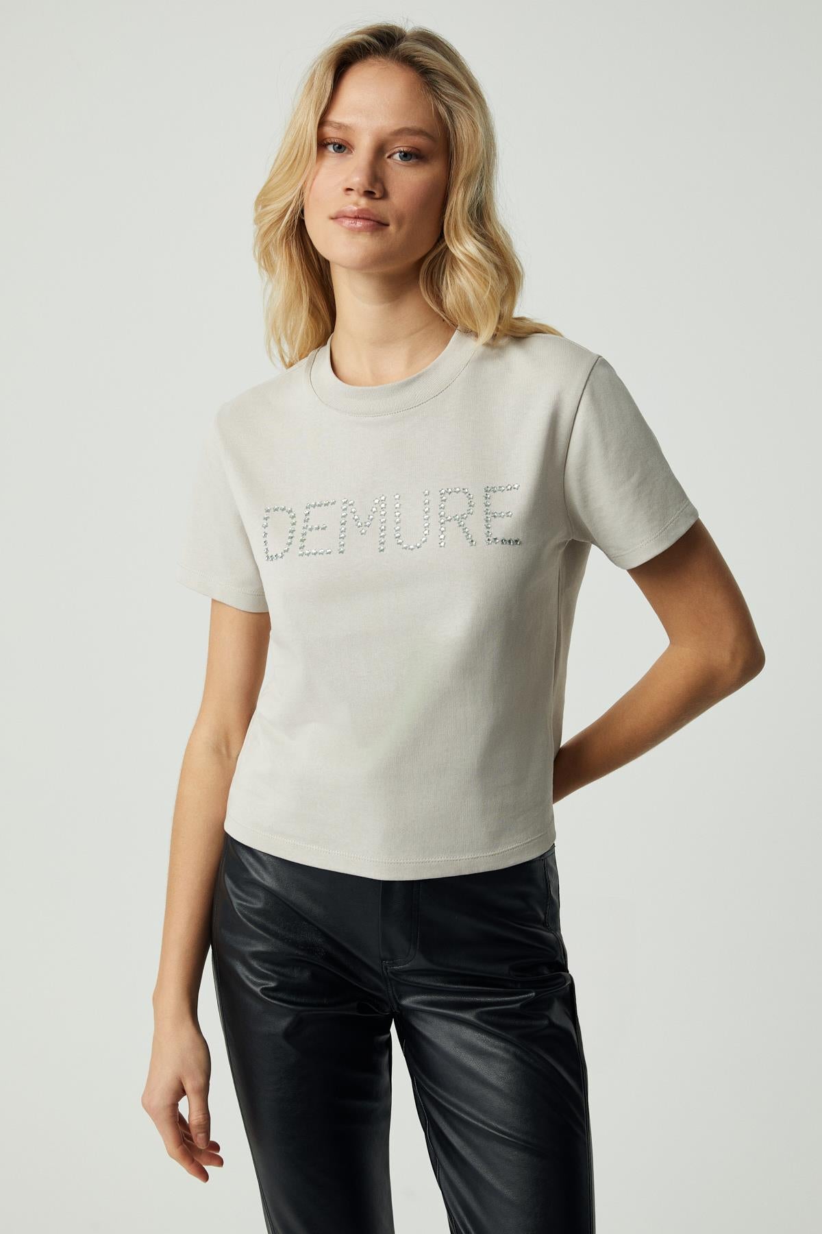 ETHIQUET DEMURA Damen T-Shirt mit Verzierung Hellgrau