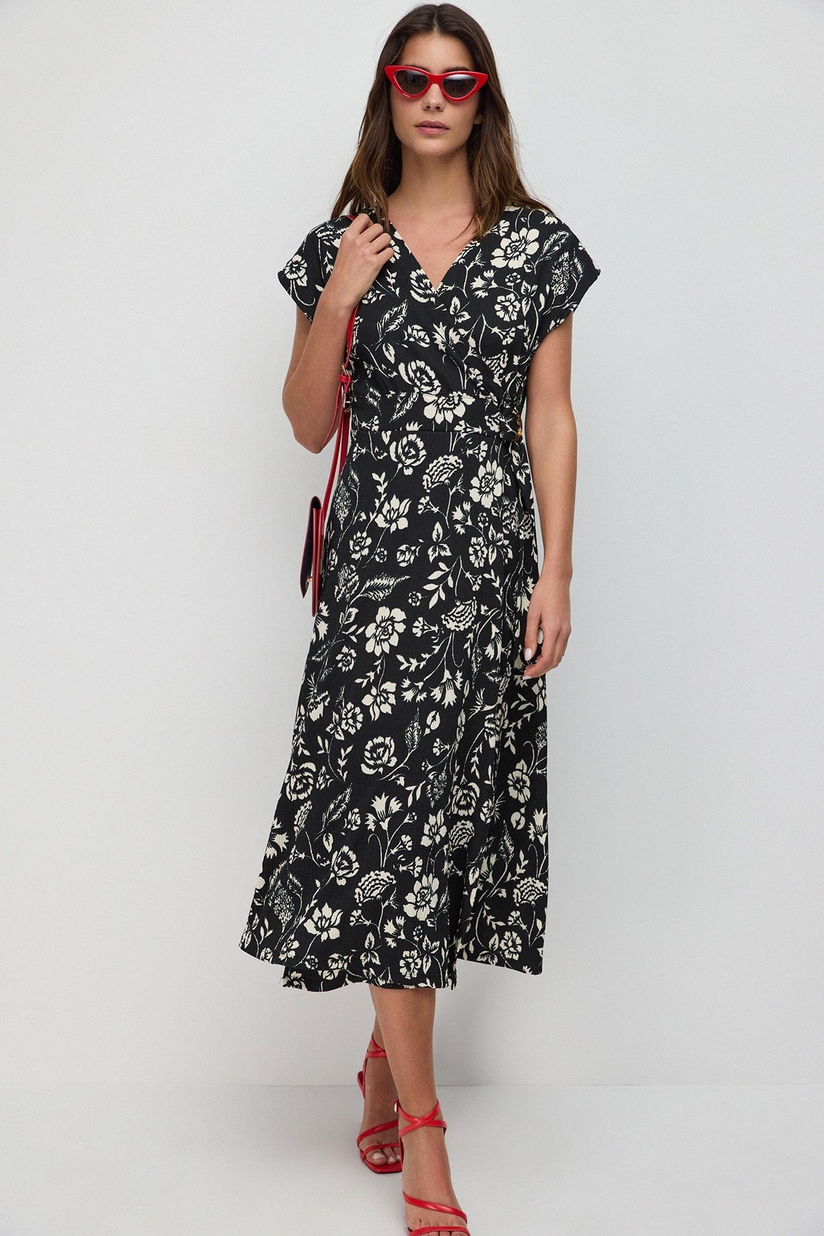Gemustertes Wickelkleid in Midi-Länge