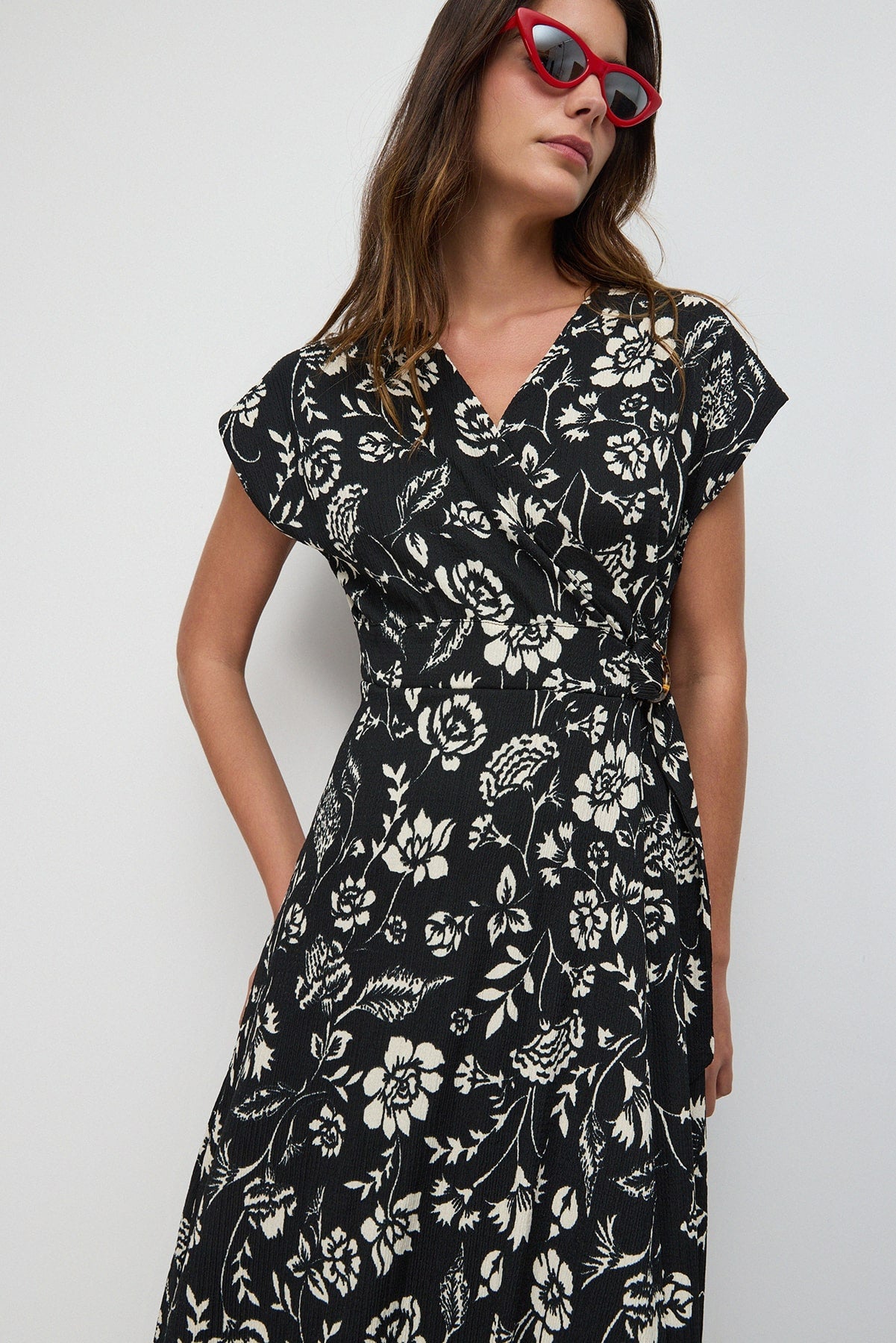 Gemustertes Wickelkleid in Midi-Länge