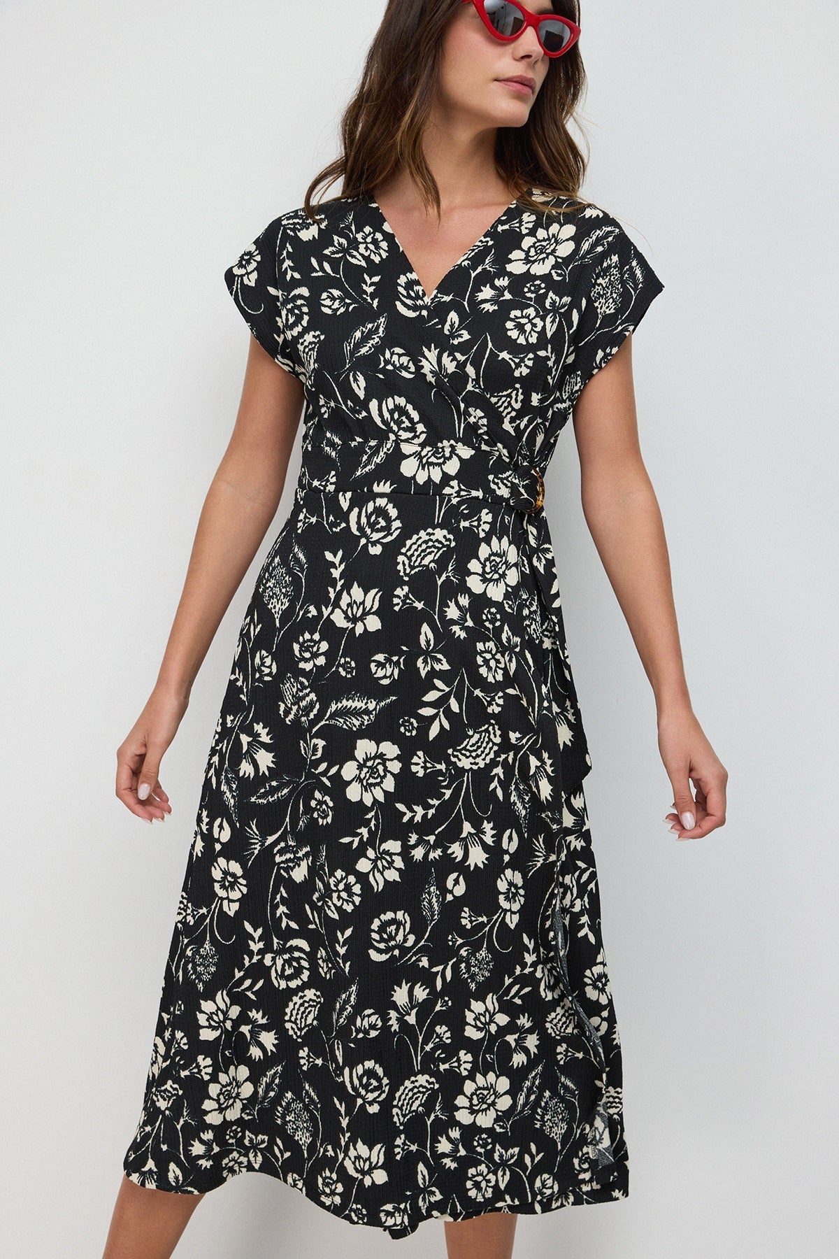 Gemustertes Wickelkleid in Midi-Länge