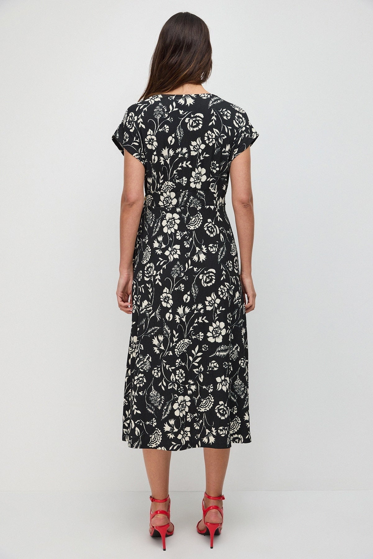 Gemustertes Wickelkleid in Midi-Länge