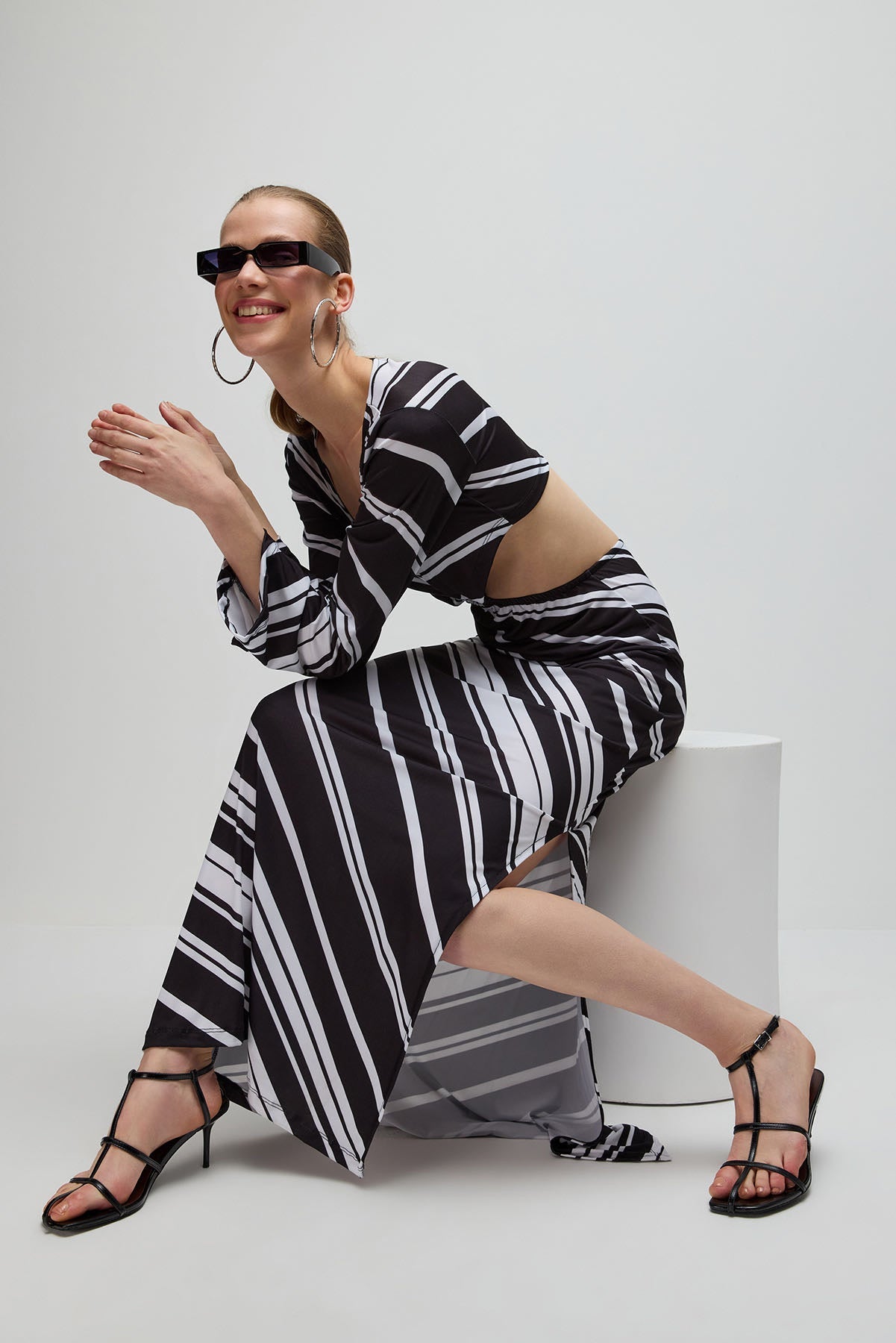 Gemustertes langes Kleid mit tiefem Schlitz