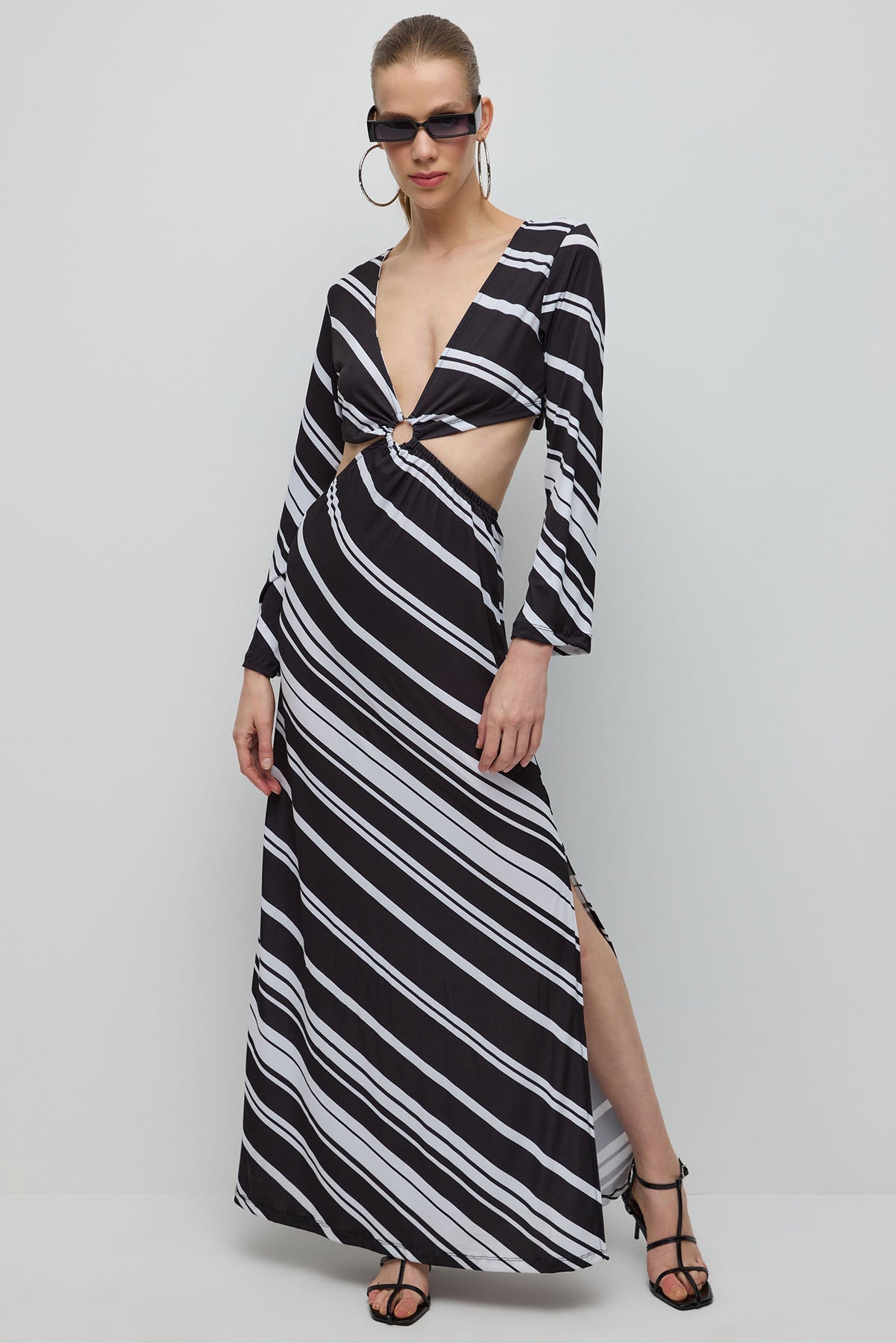 Gemustertes langes Kleid mit tiefem Schlitz