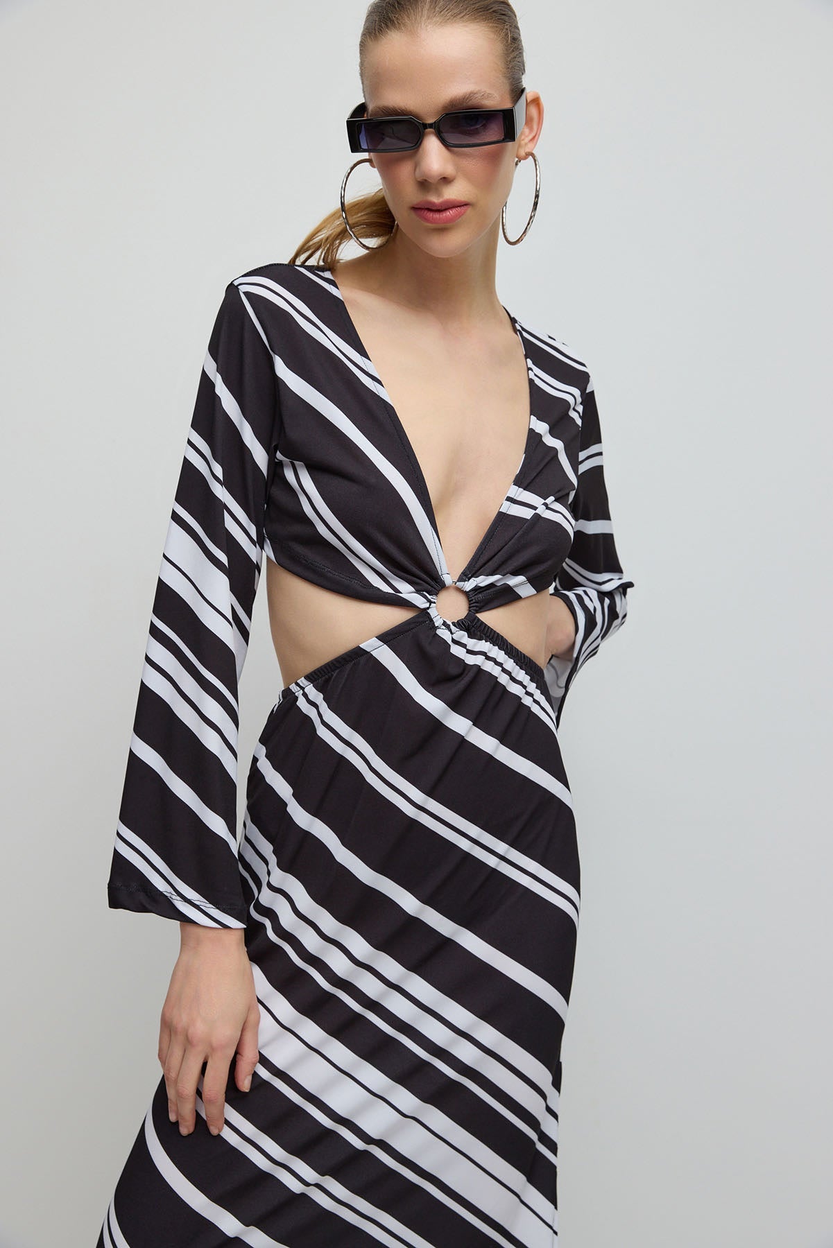 Gemustertes langes Kleid mit tiefem Schlitz