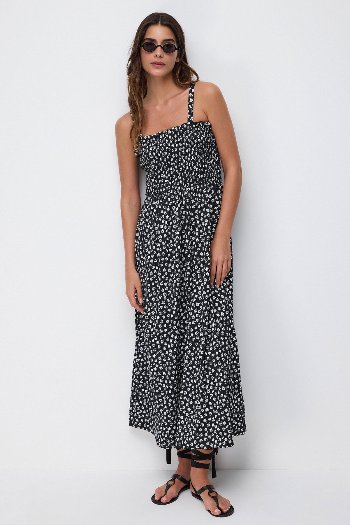 Gemustertes, langes Wickelkleid mit Trägern