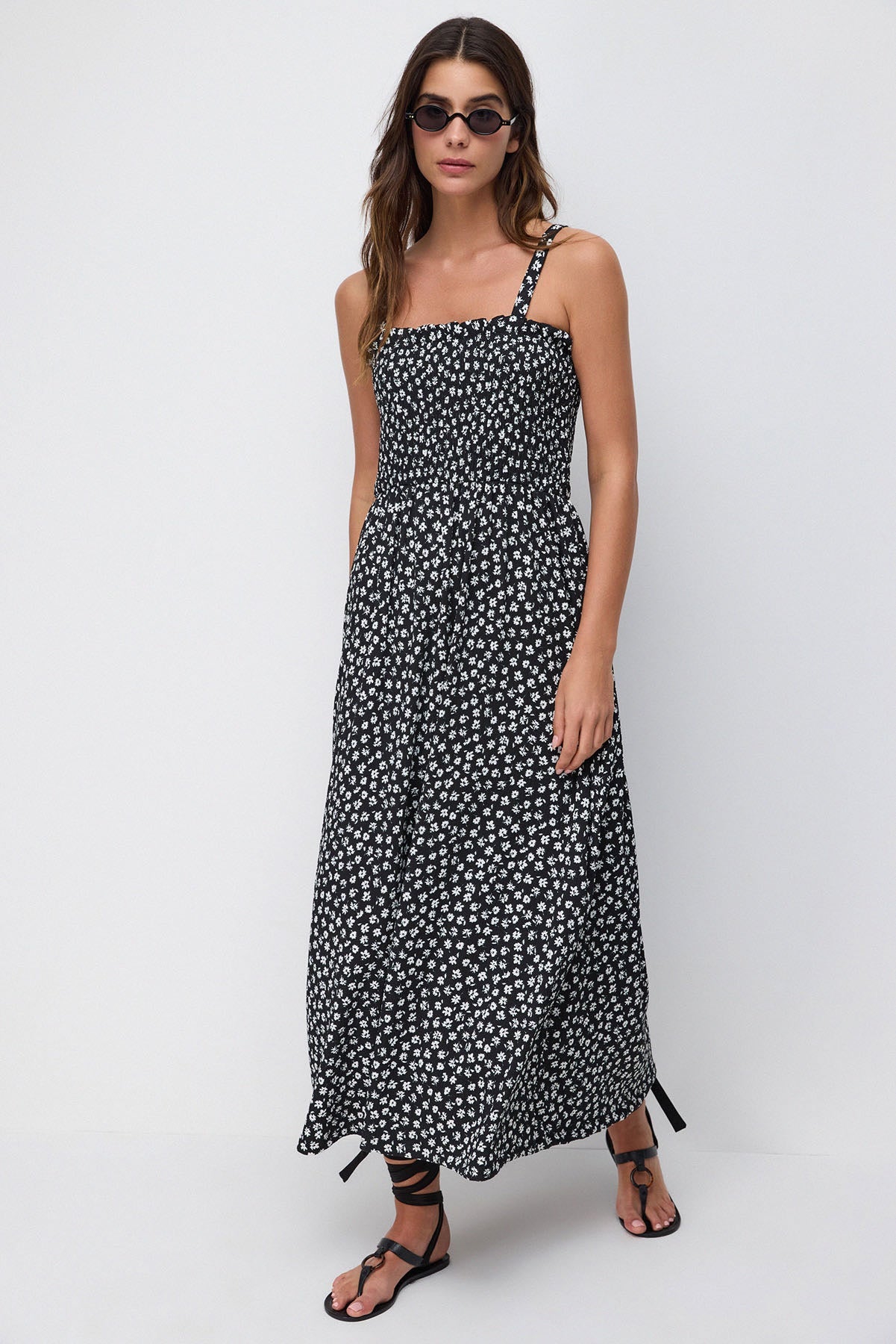 Gemustertes, langes Wickelkleid mit Trägern