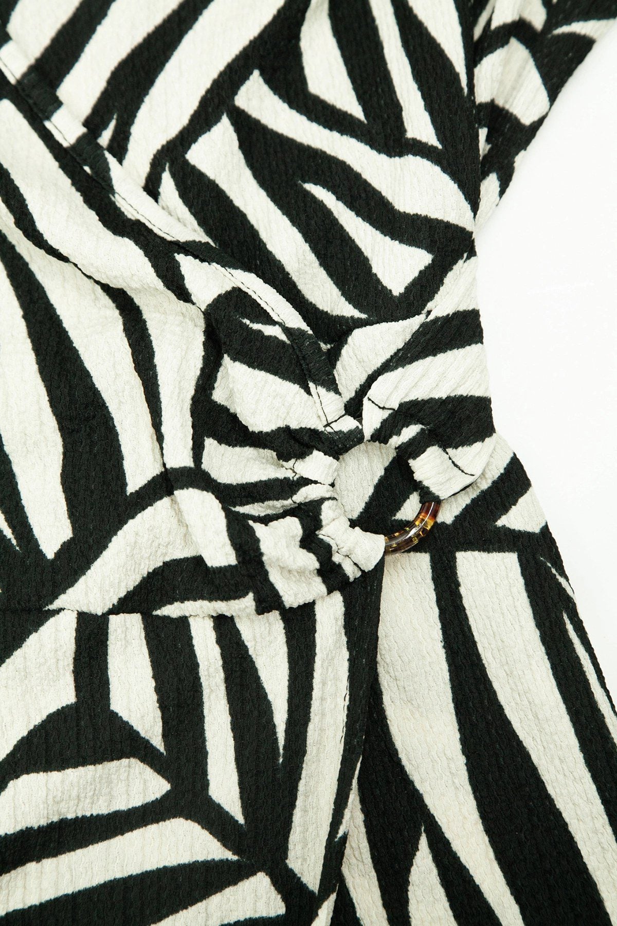 Muster Kleid mit Wickelkragen