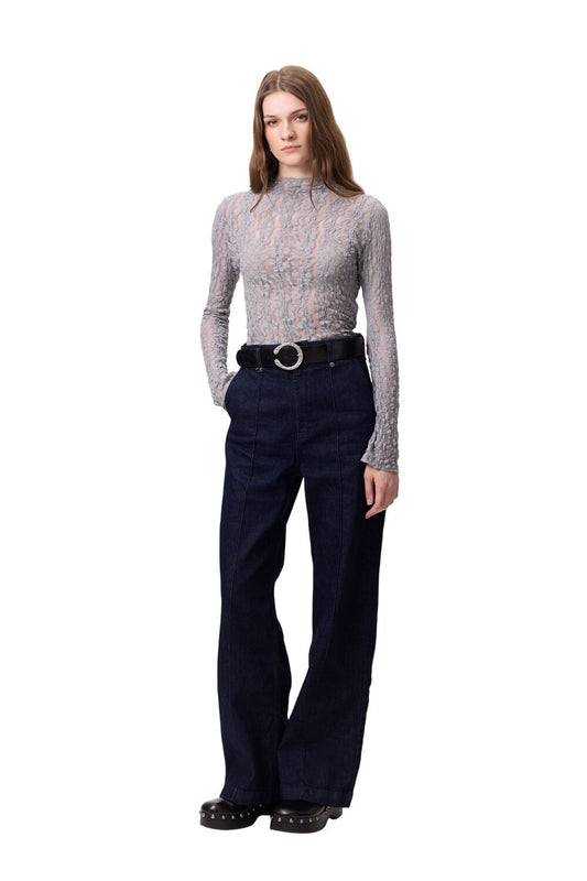 Dunkelblaue Jeans mit weitem Bein und Ziernähten