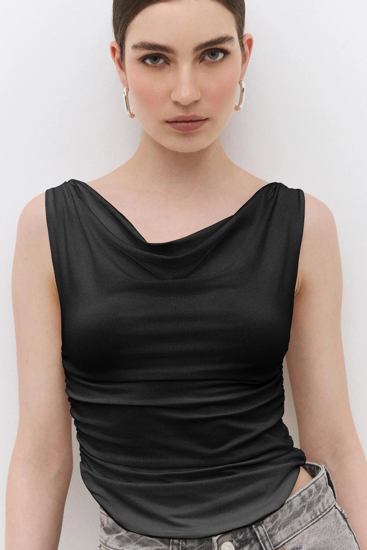 Ärmellose Crop-Bluse mit drapiertem Kragen