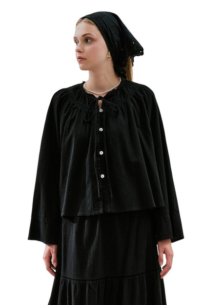 Kurze, strukturierte Bluse mit Stickerei, schwarz