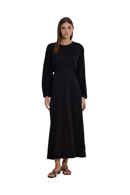 SCHWARZES KLEID MIT STREIFENVERKLEIDUNG IN STRUKTUR.