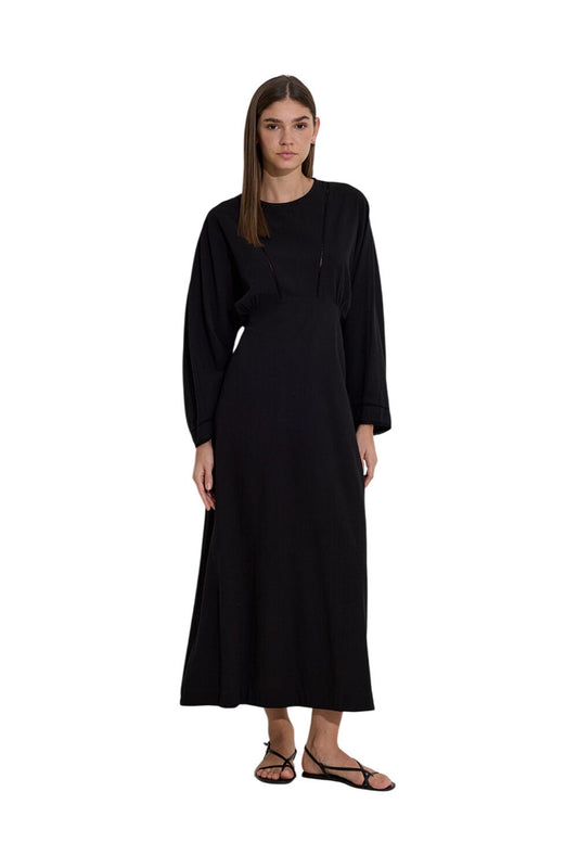 SCHWARZES KLEID MIT STREIFENVERKLEIDUNG IN STRUKTUR.